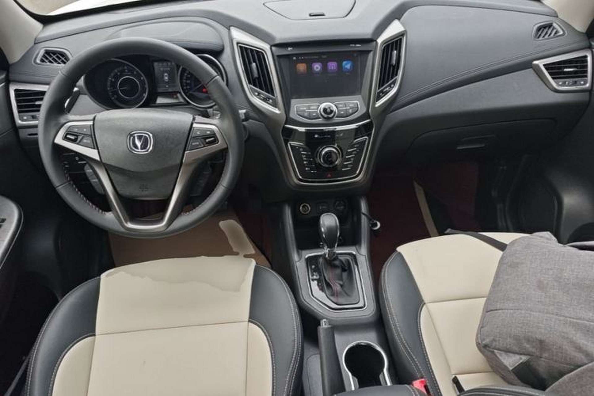 Used CHANGAN CS35 2017 1.6L Automatic Luxury Model Center Console