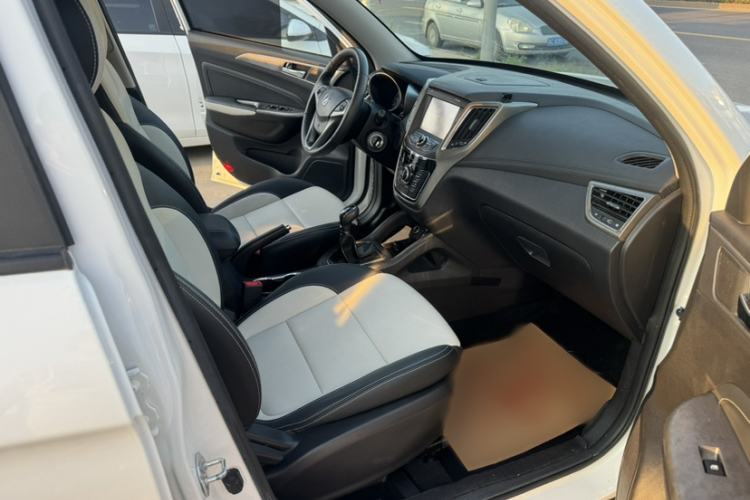 Used CHANGAN CS35 2017 1.6L Manual Luxury Model Interior 3