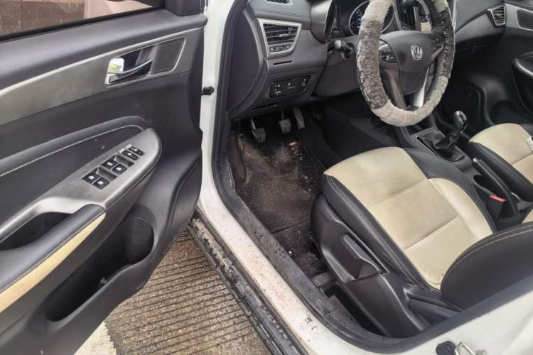 Used CHANGAN CS35 2017 1.6L Manual Luxury Model Interior 3