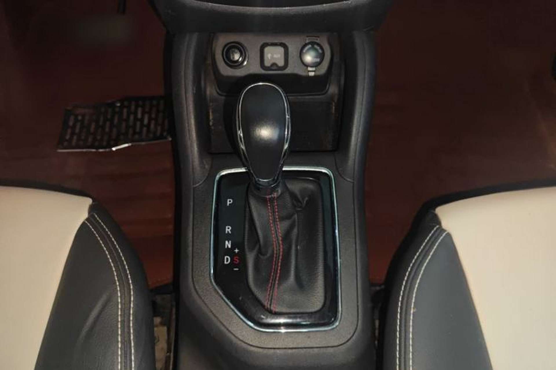 Used CHANGAN CS35 2017 1.6L Automatic Luxury Model Interior 9