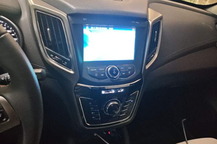Used CHANGAN CS35 2017 1.6L Automatic Luxury Model Audio And AC Panel