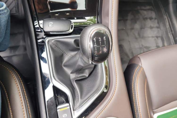 Used CHANGAN CS35PLUS 2018 1.6L Manual Cool Edition China V Standard Gear Lever