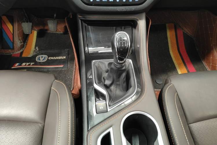 Used CHANGAN CS35PLUS 2018 1.6L Manual Cool Edition China V Standard Gear Lever