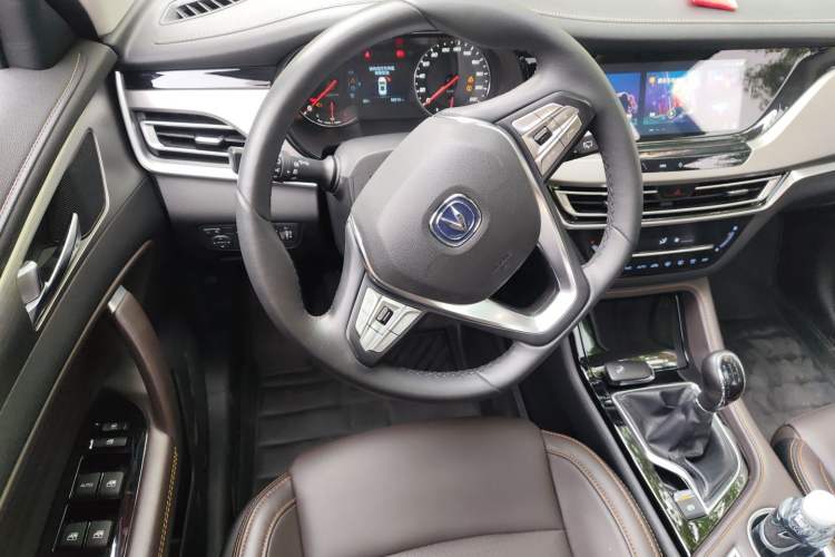 Used CHANGAN CS35PLUS 2018 1.6L Manual Cool Edition China V Standard Steering Wheel