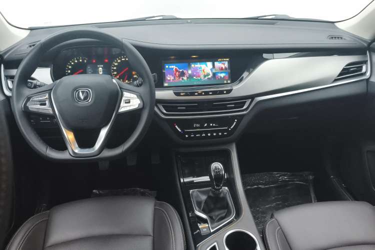 Used CHANGAN CS35PLUS 2018 1.6L Manual Cool Edition China V Standard Center Console
