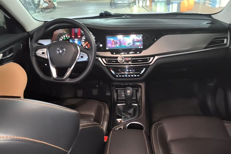 Used CHANGAN CS35PLUS 2018 1.6L Manual Cool Edition China V Standard Center Console