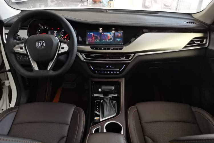 Used CHANGAN CS35PLUS 2018 1.6L Automatic Coolline Version China V Standard Center Console