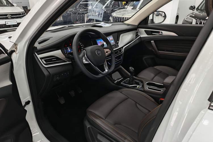 Used CHANGAN CS35PLUS 2018 1.6L Manual Cool Edition China V Standard Interior 2