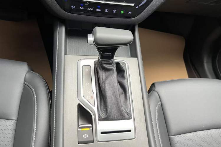 Used CHANGAN CS35PLUS 2019 1.4T DCT CoolLink Blue Whale Edition Gear Lever