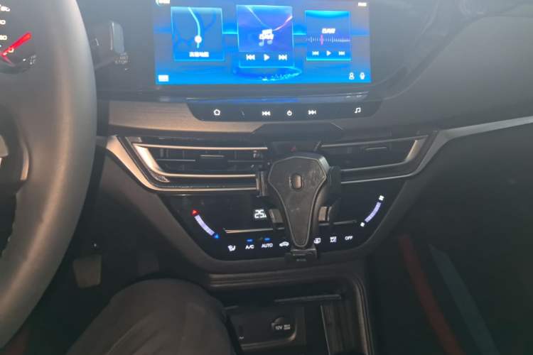 Used CHANGAN CS35PLUS 2021 Honor Million Edition 1.6L Manual Luxury Model Audio And AC Panel