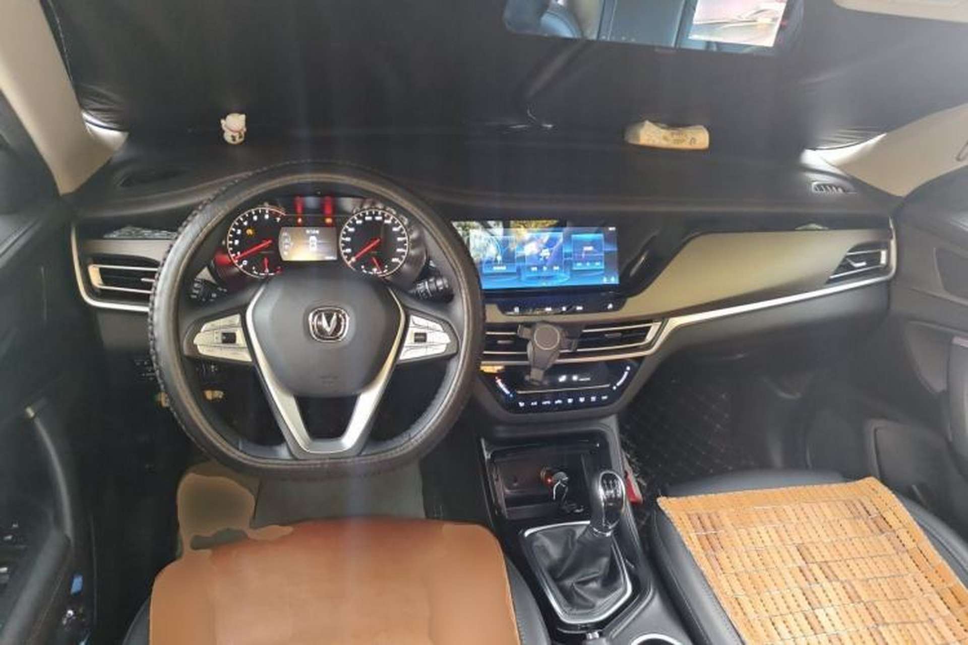 Used CHANGAN CS35PLUS 2021 Revised Version Glory Million Edition 1.6L Manual Luxury Edition Center Console