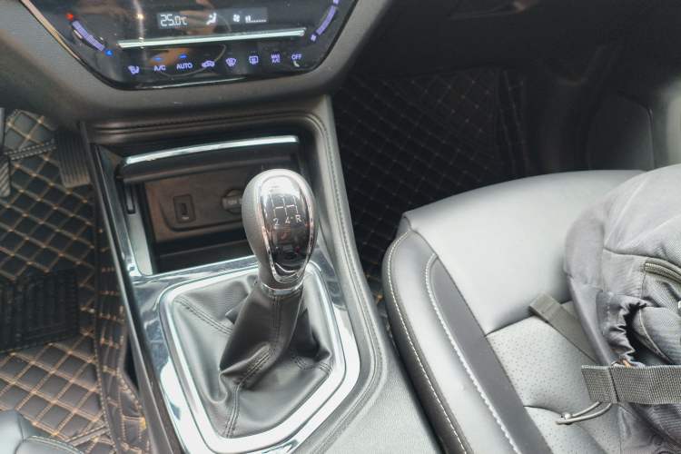 Used CHANGAN CS35PLUS 2022 1.6L Manual Luxury Edition Gear Lever