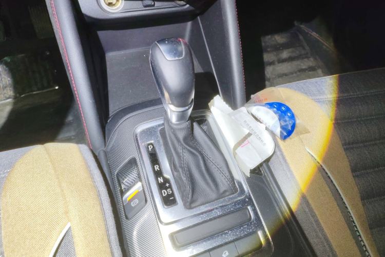Used CHANGAN CS55 2017 1.5T Automatic Colorful Edition Gear Lever