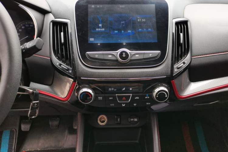 Used CHANGAN CS55 2018 1.5T Manual Colorful Model China V Standard Audio And AC Panel