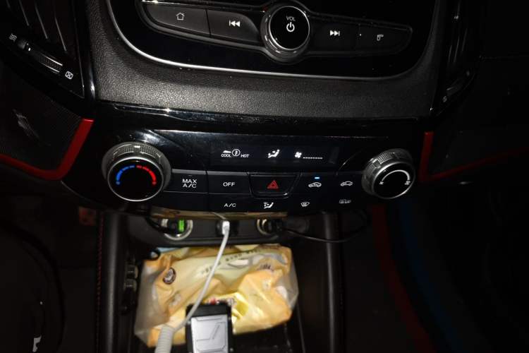 Used CHANGAN CS55 2018 1.5T Manual Colorful Model China V Standard Audio And AC Panel
