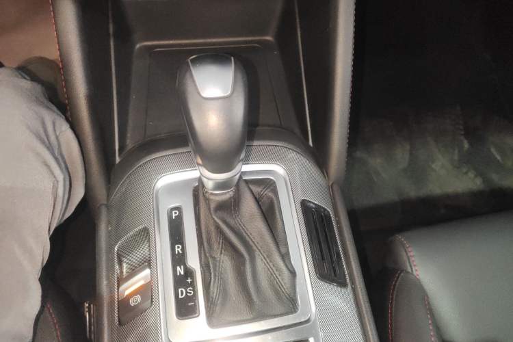 Used CHANGAN CS55 2018 1.5T Automatic Colorful Edition China V Standard Gear Lever