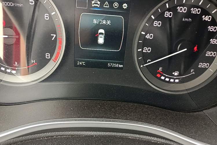 Used CHANGAN CS55 2018 1.5T Manual Colorful Model China V Standard Odometer Close Up