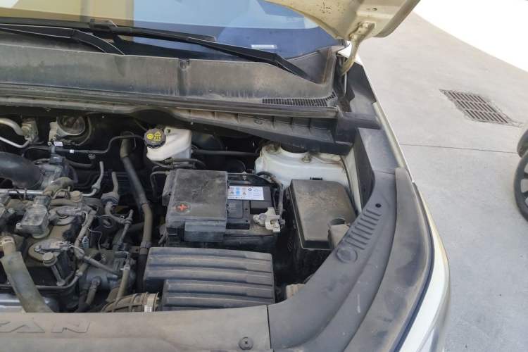 Used CHANGAN CS55 2018 1.5T Manual Colorful Model China V Standard Engine Bay Left