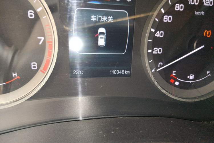 Used CHANGAN CS55 2018 1.5T Manual Colorful Model China V Standard Odometer Close Up