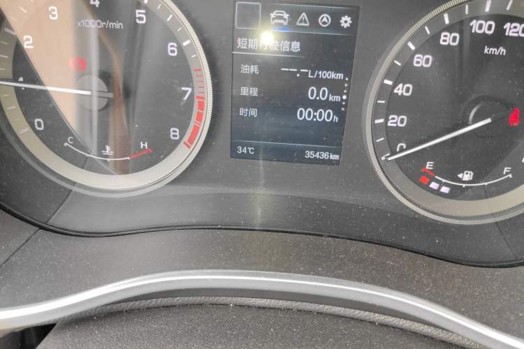 Used CHANGAN CS55 2018 1.5T Manual Colorful Model China V Standard Odometer Close Up