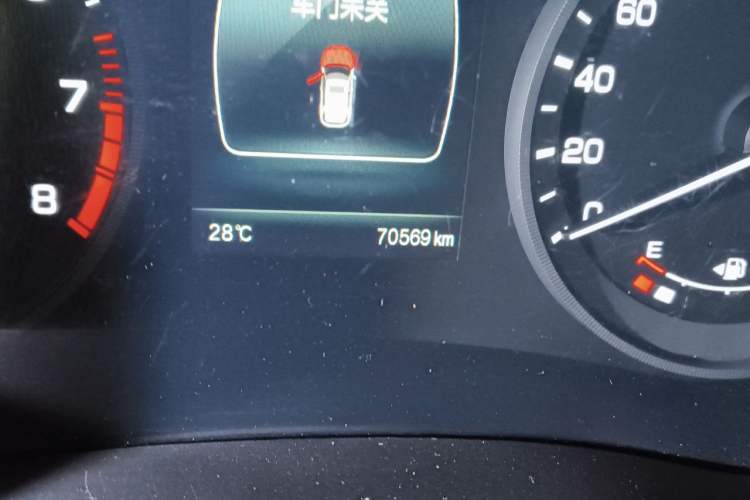 Used CHANGAN CS55 2018 1.5T Manual Colorful Model China V Standard Odometer Close Up