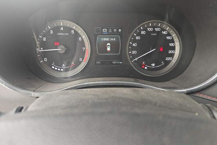 Used CHANGAN CS55 2018 1.5T Manual Colorful Model China V Standard Odometer Close Up