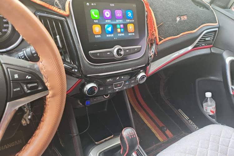Used CHANGAN CS55 2019 1.5T Manual Colorful Model China VI Standard Audio And AC Panel