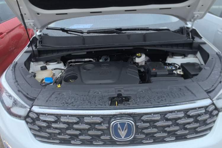 Used CHANGAN CS55 2019 1.5T Manual Colorful Model China VI Standard Engine Bay