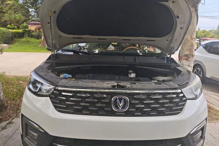 Used CHANGAN CS55 2019 1.5T Manual Colorful Model China VI Standard Engine Bay