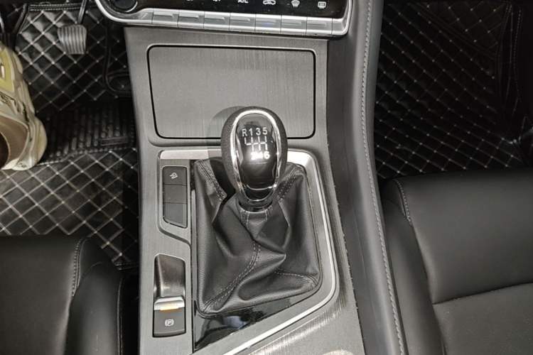 Used CHANGAN CS55PLUS 2020 1.5T Manual Colorful Model Gear Lever