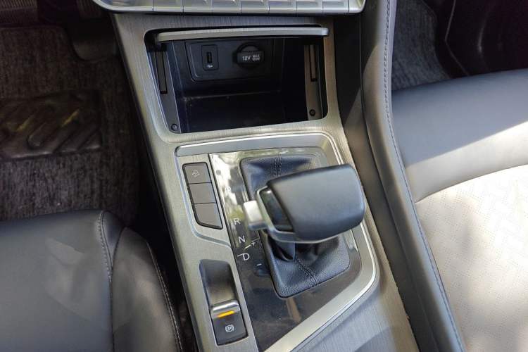 Used CHANGAN CS55PLUS 2020 1.5T Automatic Colorful Model Gear Lever