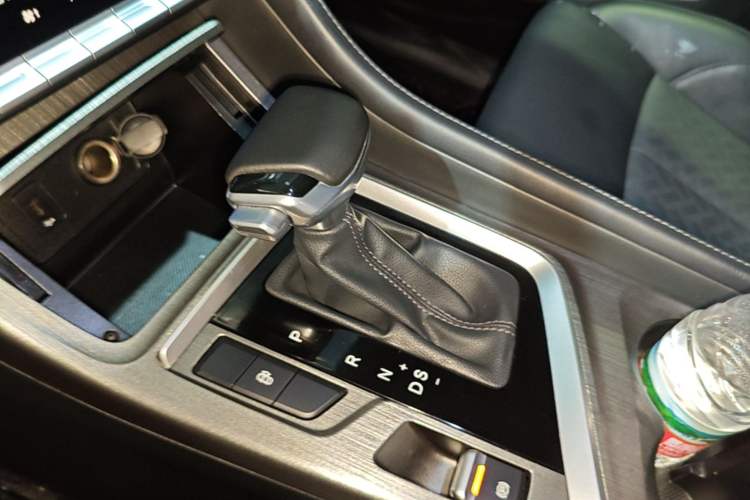 Used CHANGAN CS55PLUS 2021 Blue Whale Edition 1.5T DCT Luxury Model Gear Lever