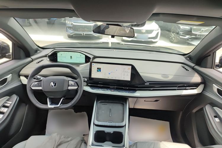 Used CHANGAN CS55PLUS PHEV 2025 Smart New Blue Whale 125km Ultra-Range Edition Center Console