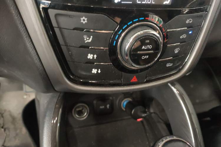 Used CHANGAN CS75 2017 Shangkui Edition 1.5T Automatic Fengxiang Model Audio And AC Panel