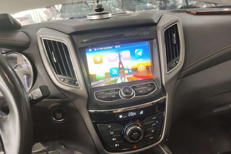 Used CHANGAN CS75 2017 Shangkui Edition 1.5T Automatic Fengxiang Model Center Console