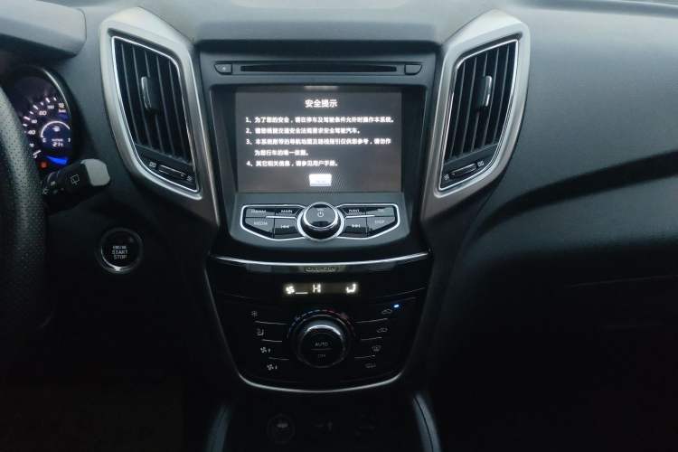 Used CHANGAN CS75 2015 1.8T Automatic 4x4 Elite Model China V Standard Audio And AC Panel