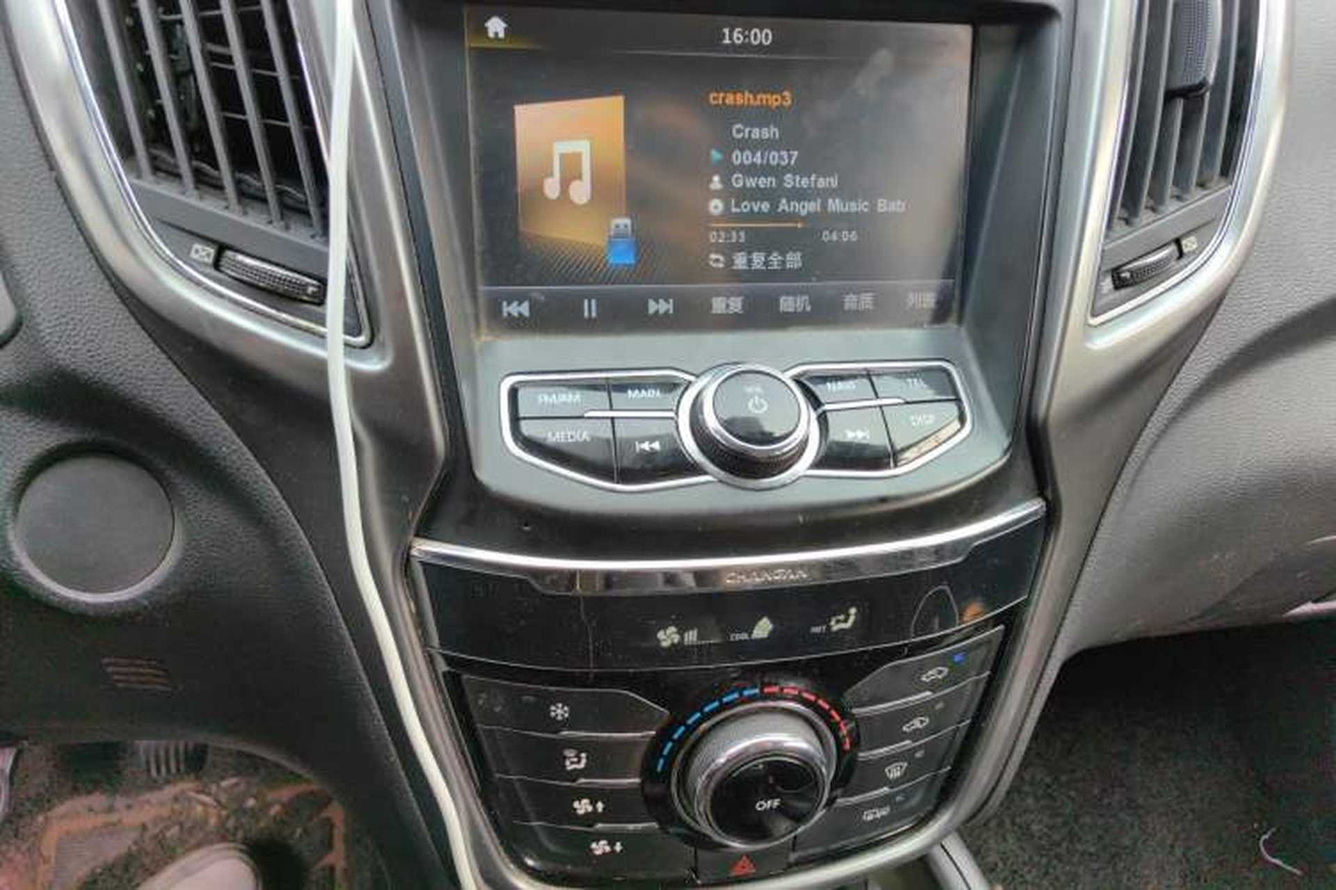 Used CHANGAN CS75 2014 2.0L Manual Luxury Version China IV Standard Audio And AC Panel