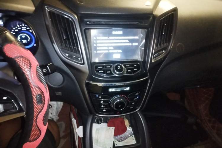 Used CHANGAN CS75 2014 2.0L Manual Luxury Version China IV Standard Audio And AC Panel