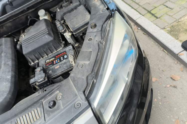 Used CHANGAN CS75 2014 2.0L Manual Comfort Version China IV Standard Engine Bay Left