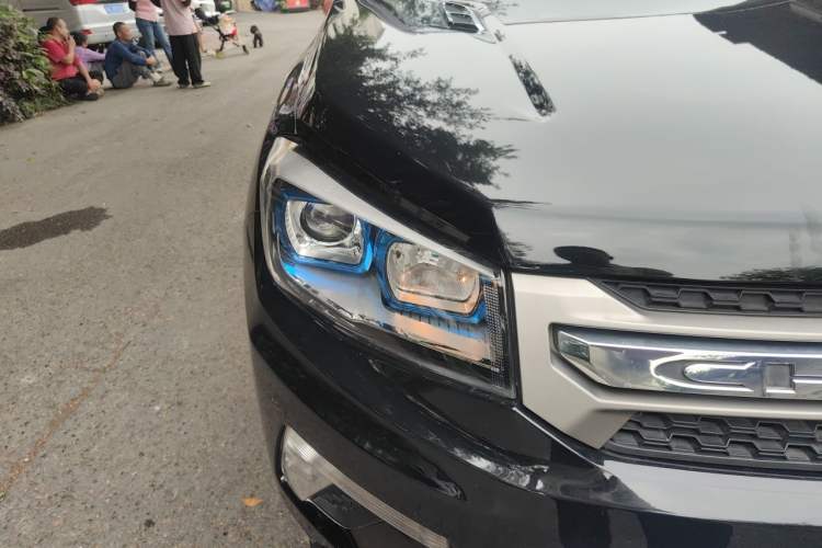 Used CHANGAN CS75 2014 2.0L Manual Luxury Version China IV Standard Exterior 6