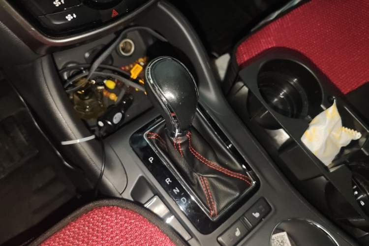 Used CHANGAN CS75 2014 1.8T Automatic Prestige Model China IV Standard Gear Lever