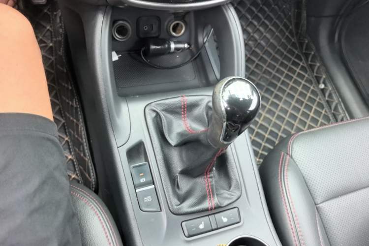 Used CHANGAN CS75 2014 2.0L Manual Leading Version China IV Standard Gear Lever