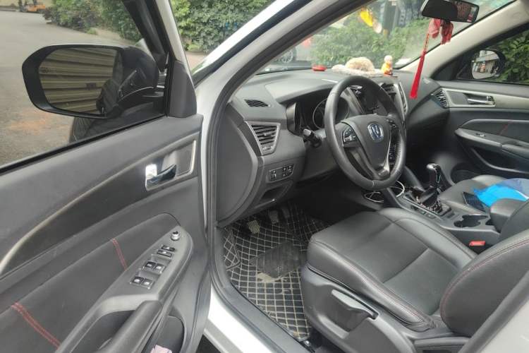 Used CHANGAN CS75 2014 2.0L Manual Luxury Version China IV Standard Interior 3