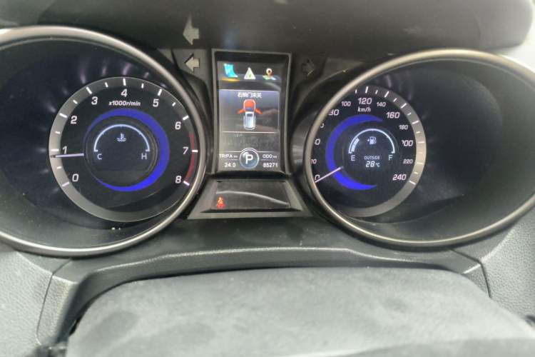 Used CHANGAN CS75 2014 1.8T Automatic Elite Version China V Standard Odometer Close Up