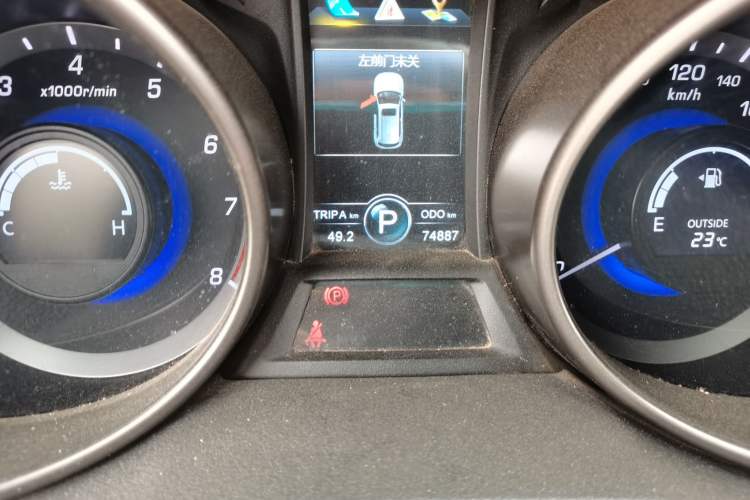 Used CHANGAN CS75 2014 1.8T Automatic Elite Version China V Standard Odometer Close Up
