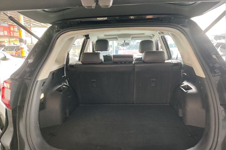 Used CHANGAN CS75 2014 2.0L Manual Comfort Version China IV Standard Trunk