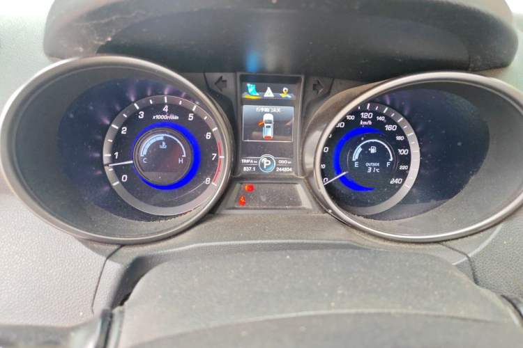 Used CHANGAN CS75 2014 1.8T Automatic Fashion Model China IV Standard Odometer Close Up