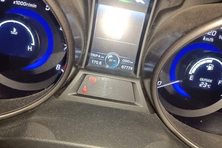 Used CHANGAN CS75 2014 2.0L Manual Luxury Version China IV Standard Odometer Close Up