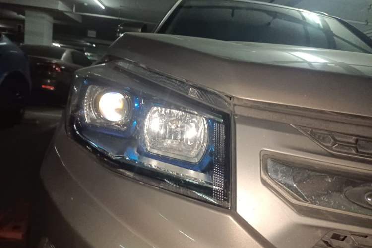 Used CHANGAN CS75 2014 2.0L Manual Luxury Version China IV Standard Right Front Headlight
