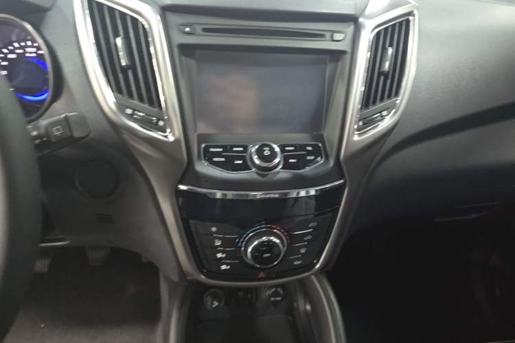 Used CHANGAN CS75 2014 2.0L Manual Luxury Version China IV Standard Audio And AC Panel